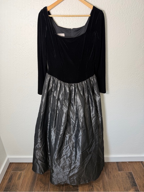 Jessica McClintock Dresses & Skirts - Vintage Jessica McClintock Size 12 Black Velvet Metallic Maxi Formal Dress